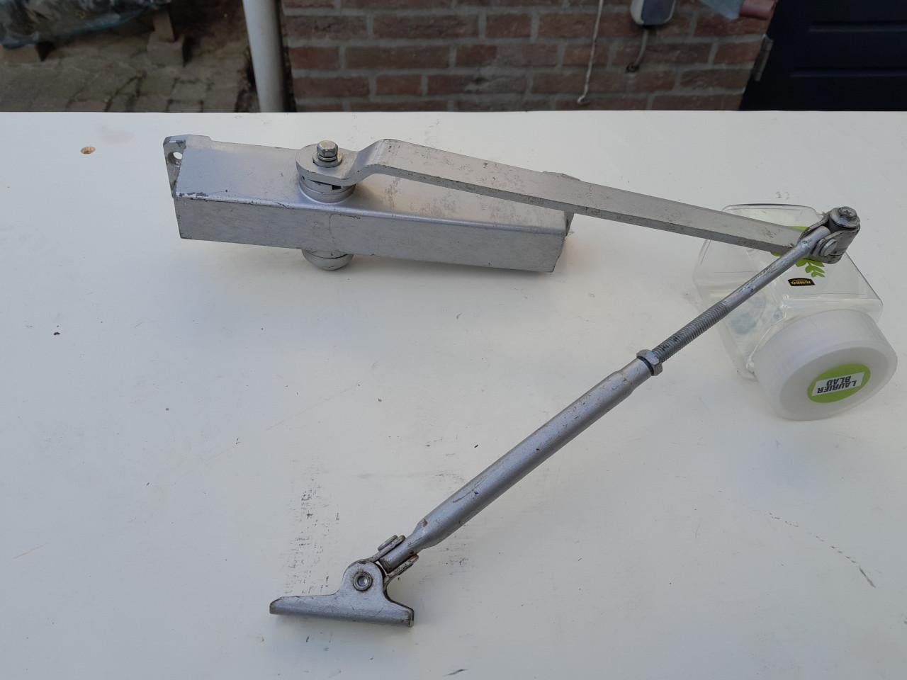 Deurdranger, merk NHN Daihatsu Japan. Demping Instelbaar.