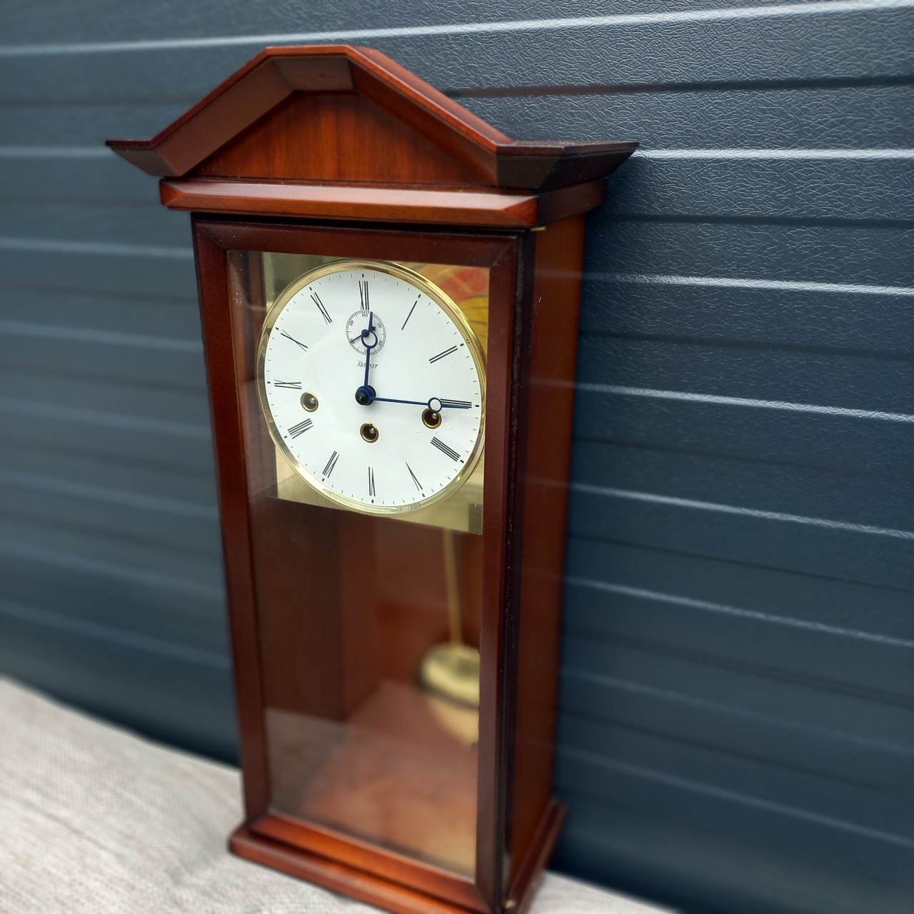 Originele houten kersenhout gelakt regulateur klok.