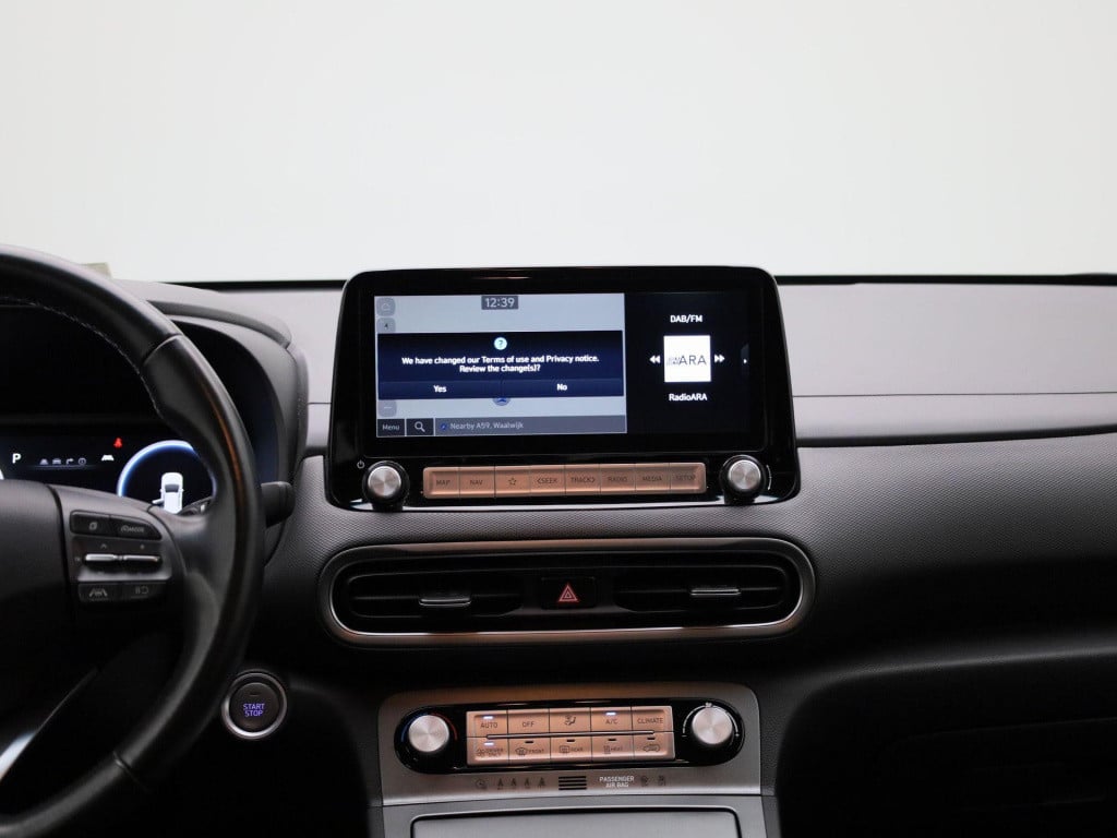 Hyundai Kona ev fashion 39 kwh | navi | camera | lmv | pdc | climate