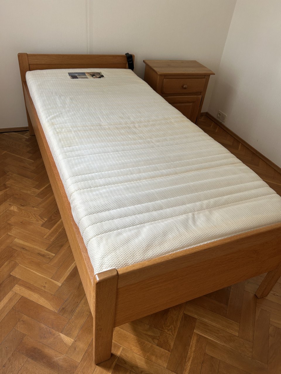 Electrisch seniorenbed 200x90 met nachtkastje
