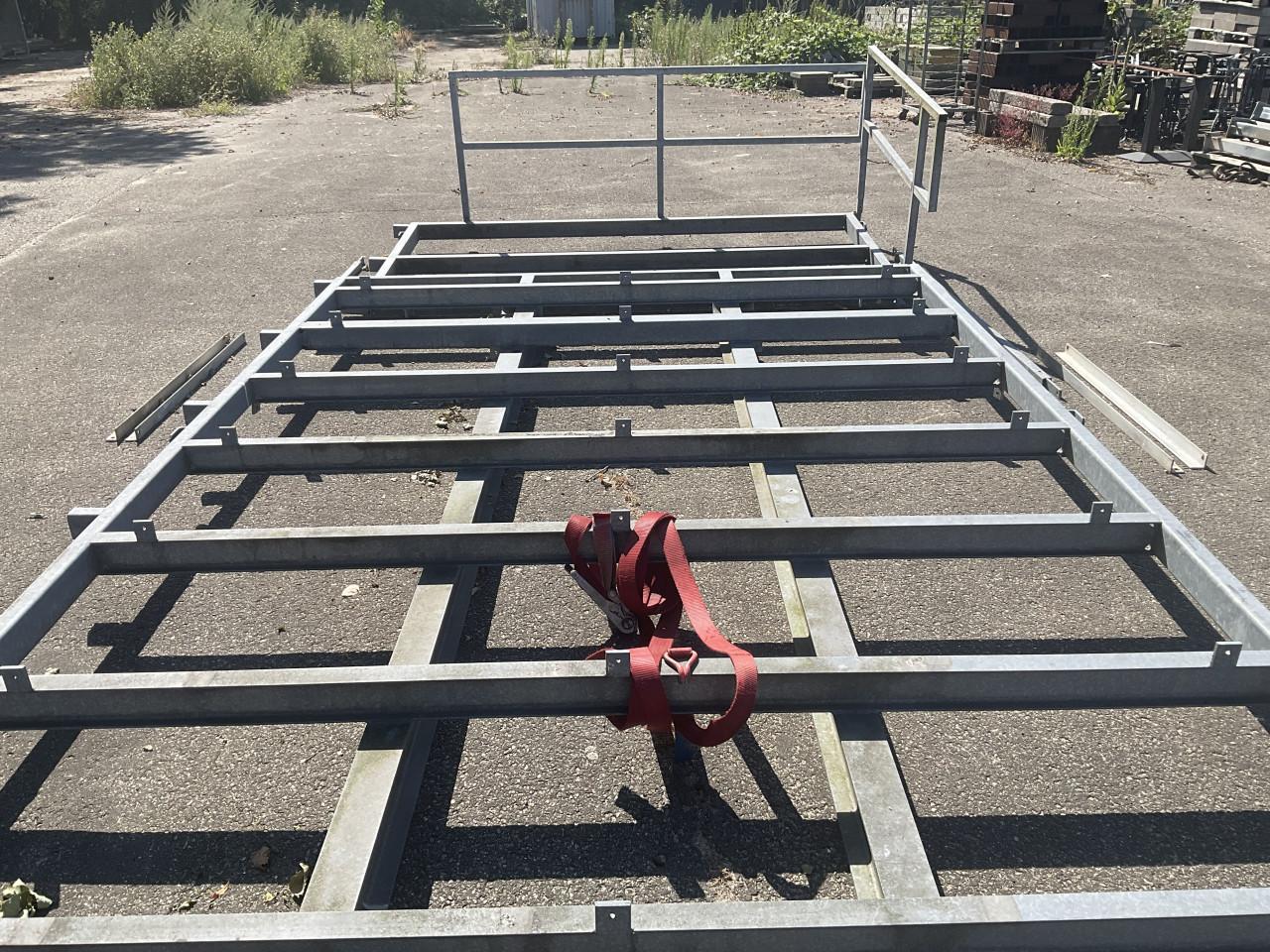 Gegalvaniseerd onderstel voor (slaap)strandhuisje plus balkon