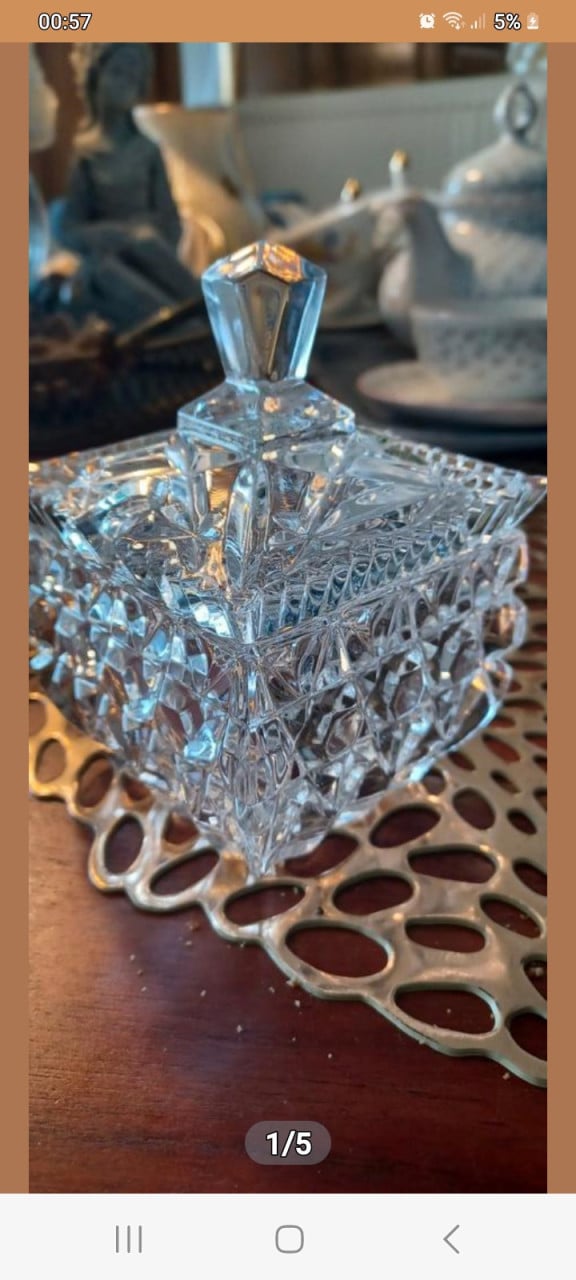 Suikerpot met de deksel van kristal