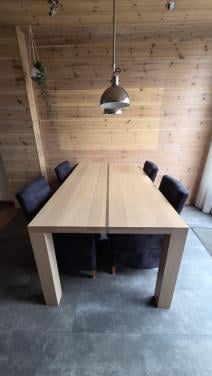 Tafel, stoelen en lamp