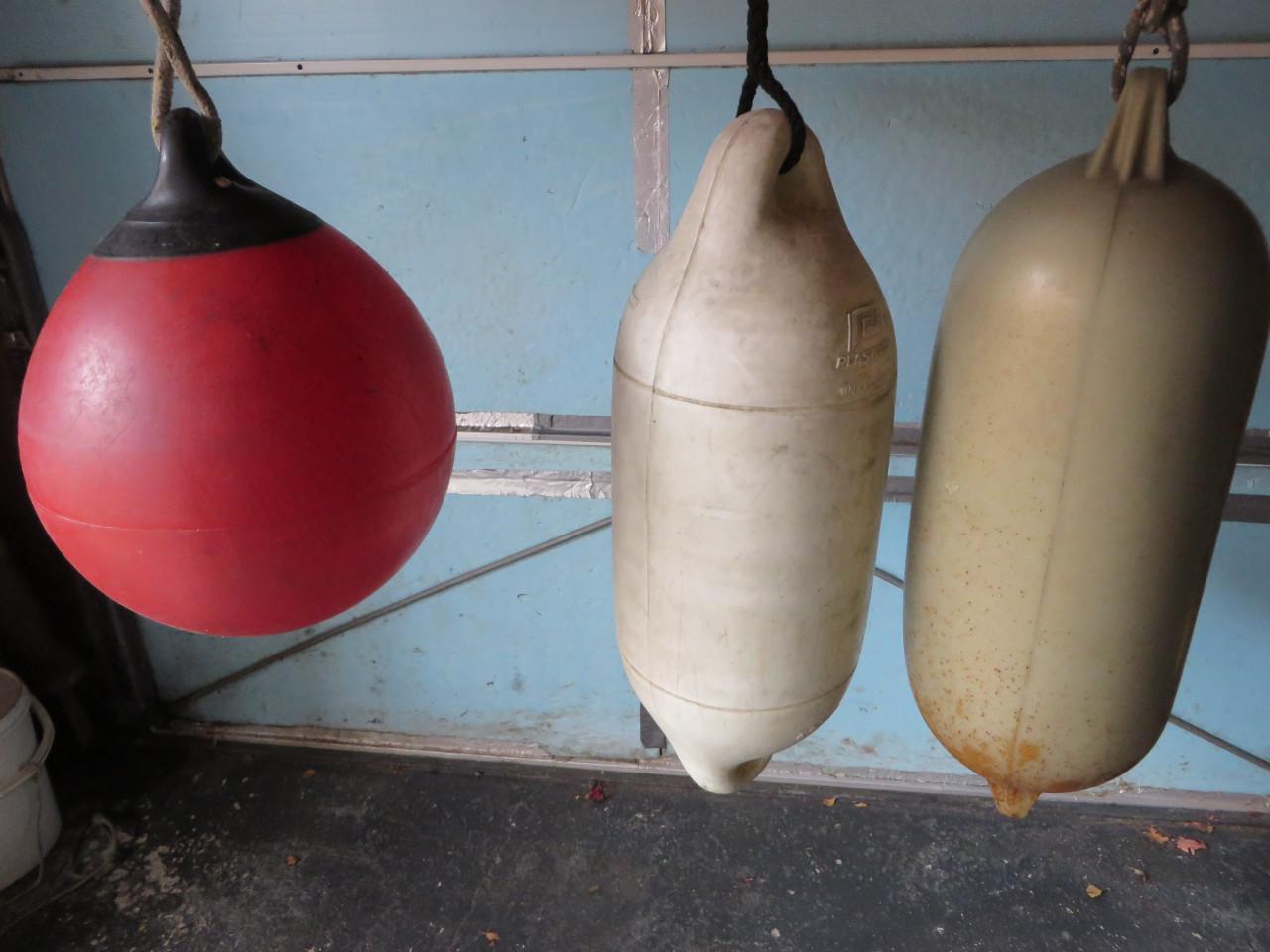 Te Koop  4  Bolfenders  wit   20 euro