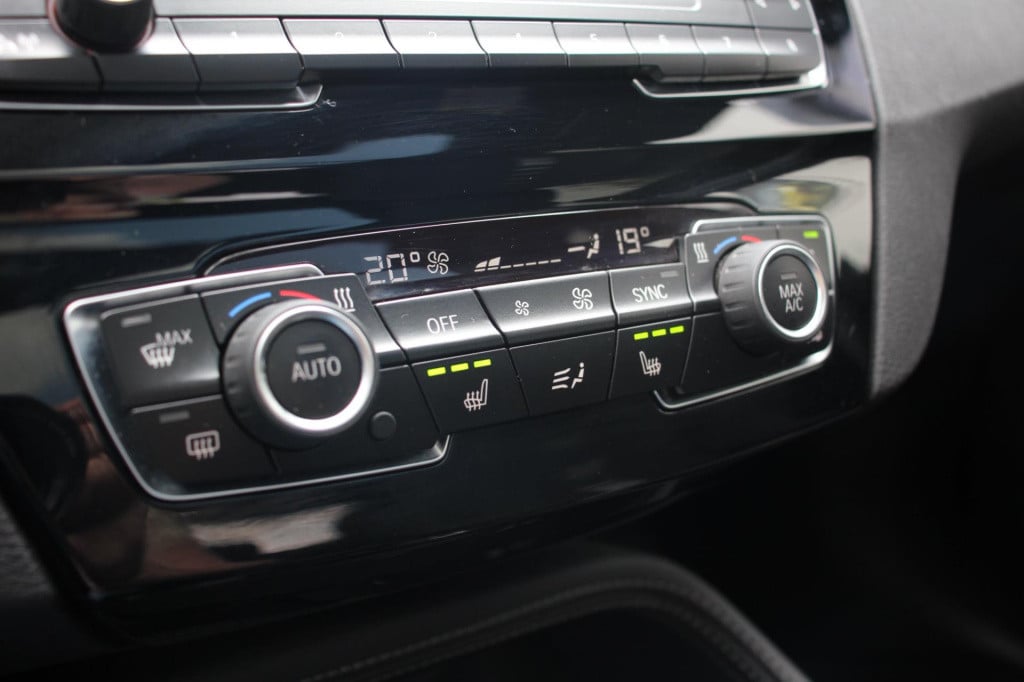 BMW X1 xdrive20i sport line automaat - led - pano - navi - stoel verw - cru