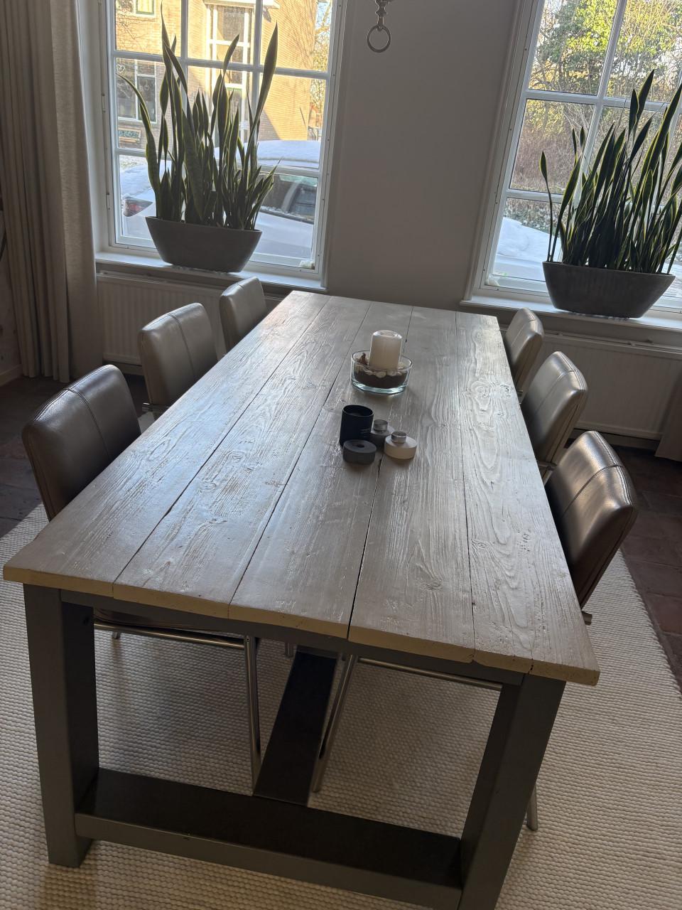 Eettafel en zes stoelen