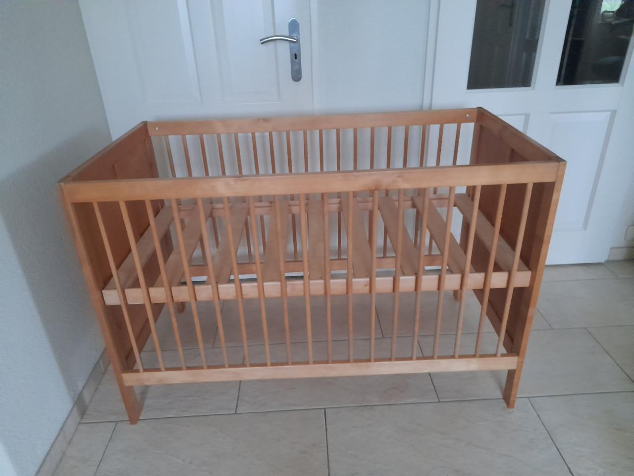 Houten ledikantje (in goede nette staat )