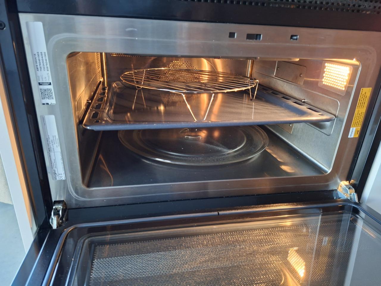 Compacte keuken met inbouw apparatuur en boiler