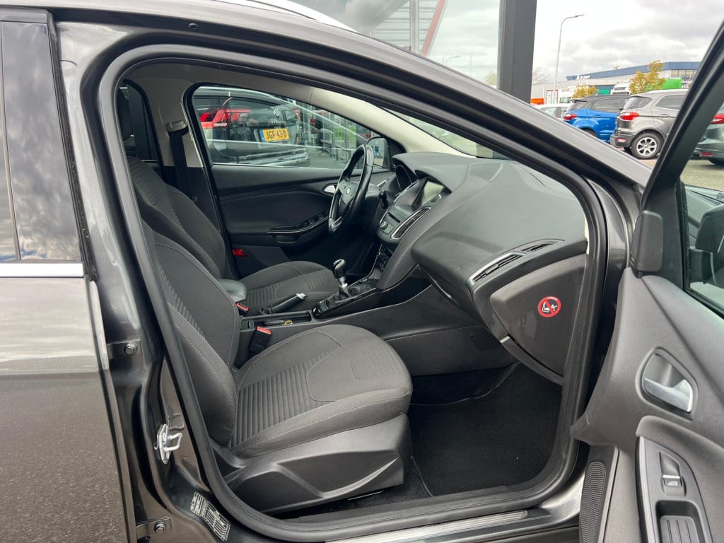 Ford Focus 1.0 ecoboost 125pk titanium , trekhaak , prijs incl nieuwe distr