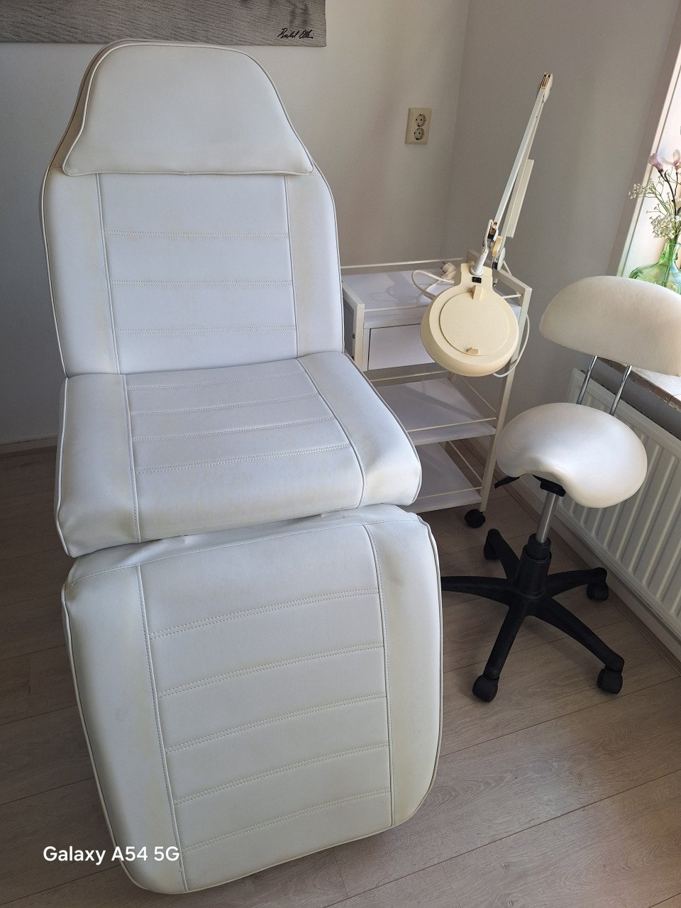 Behandelstoel met tabouret, tafel en loeplamp