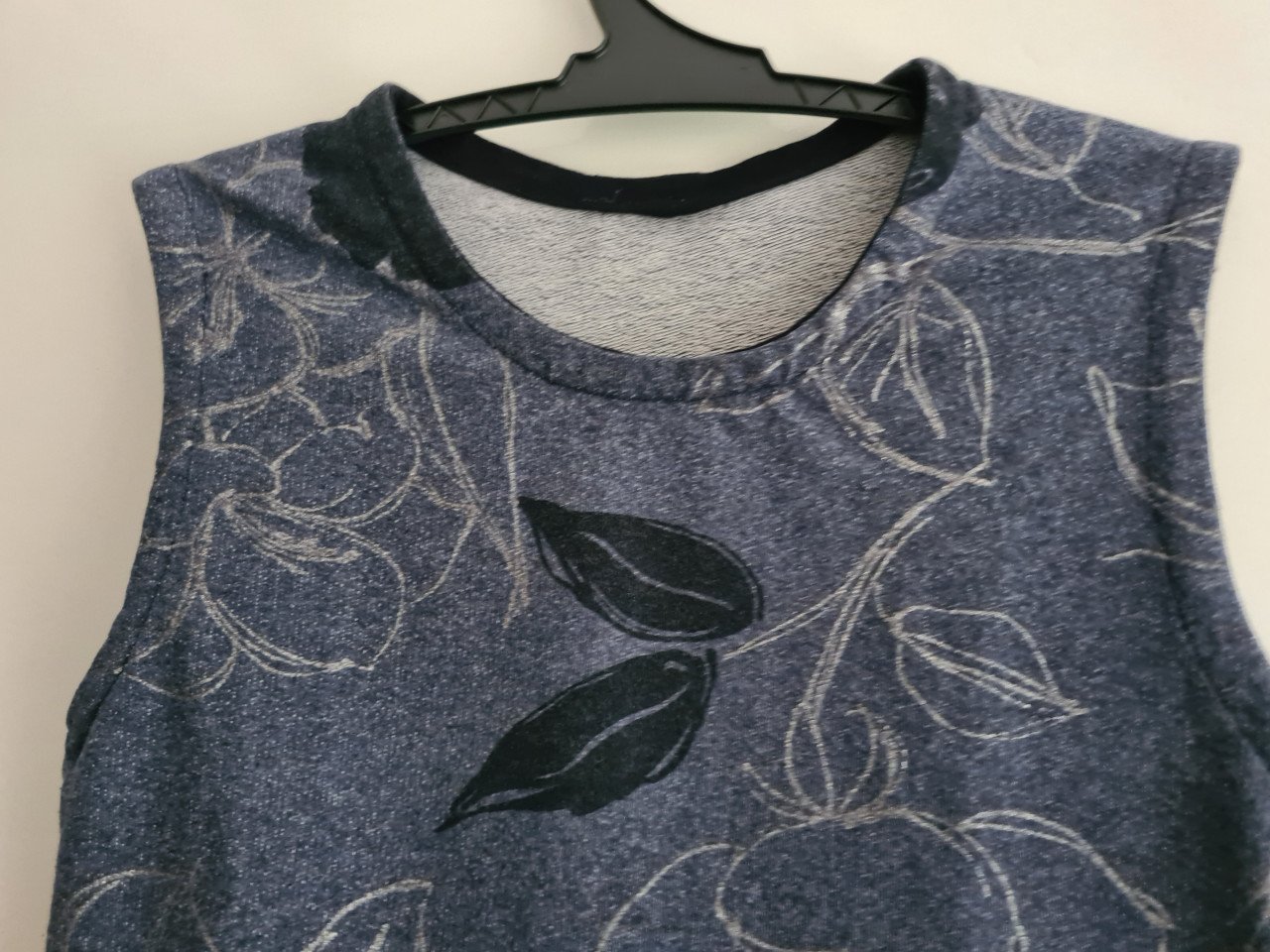 Heel leuk donker blauw bloemen zomer jurkje. Maat 134-140