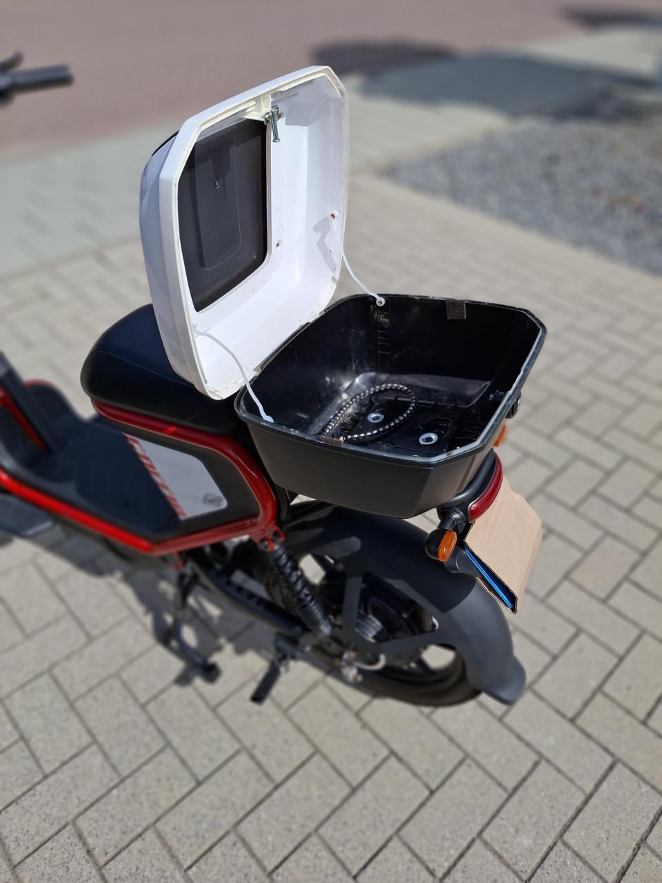 Snorfiets elektrische scooter. Snelheid 32km/uur.