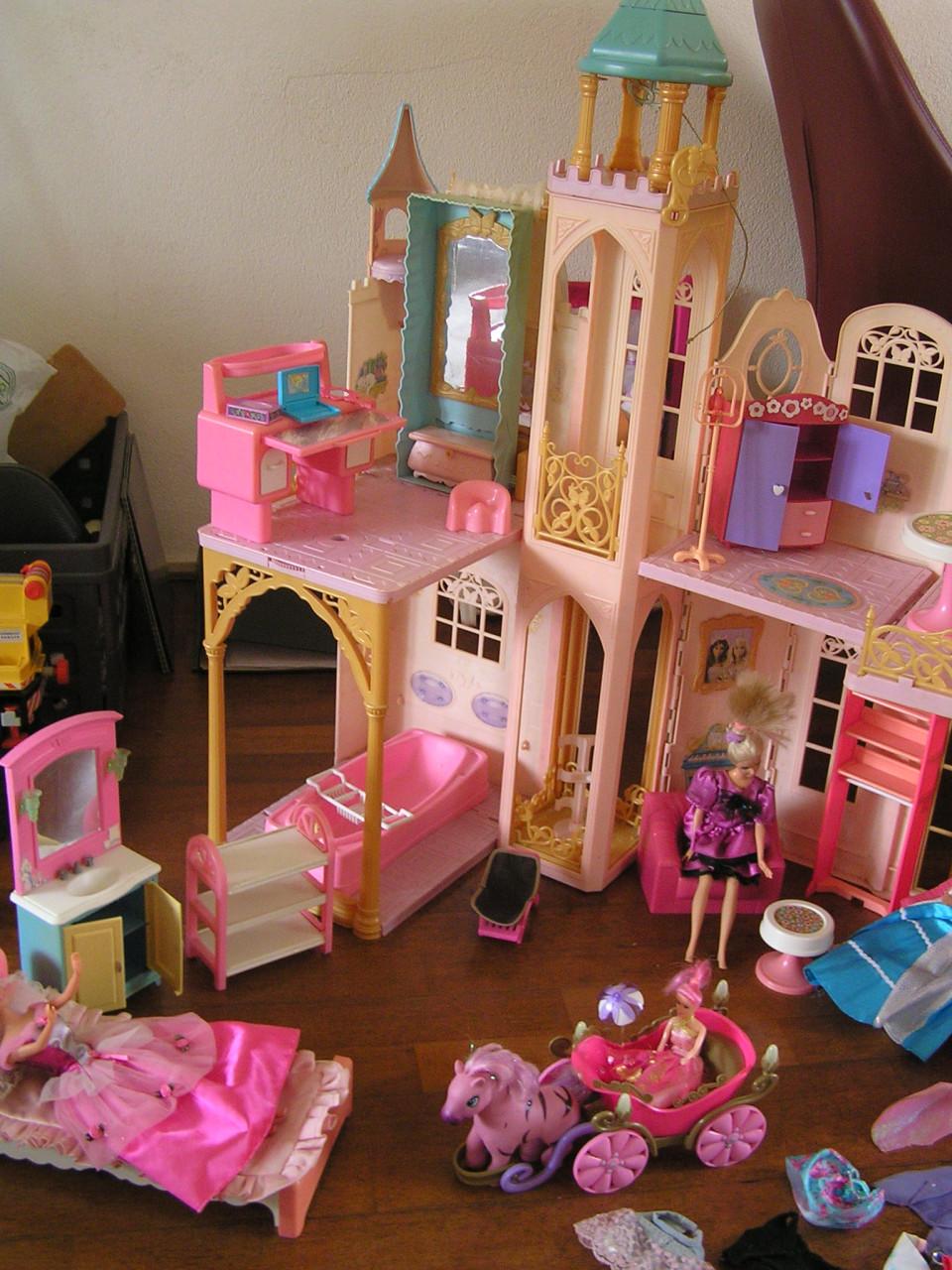 BARBIE/POPPEN KASTEEL MET BABIE EN ACCESOIRES
