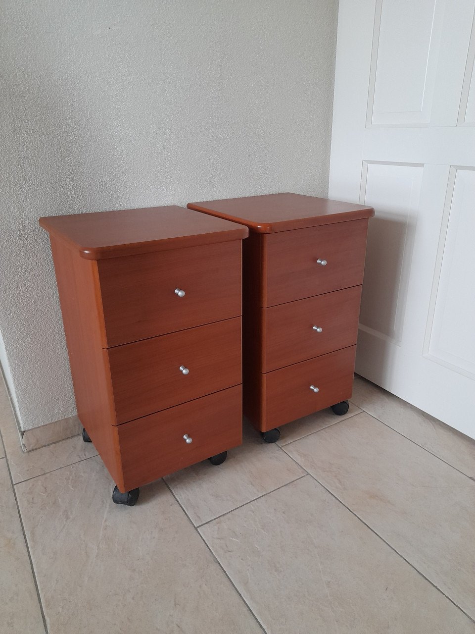 2 Nachtkastjes 38 x 40 x 65H (z.g.a.n.)