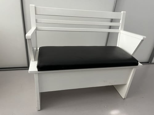 Leuk kinderbankje met opbergmogelijkheid.