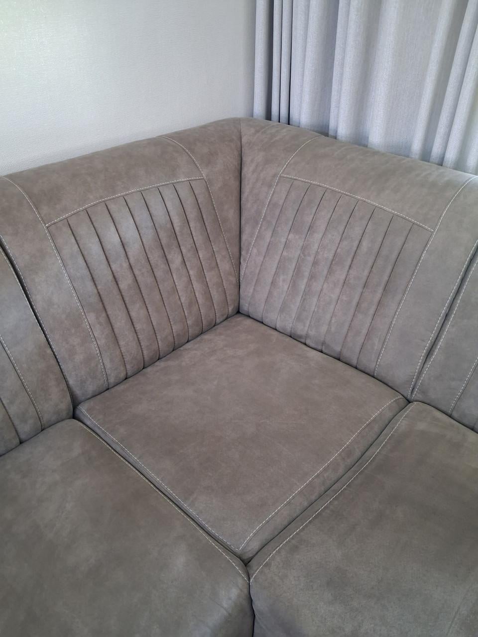 Ruime Hoekbank in Microleder