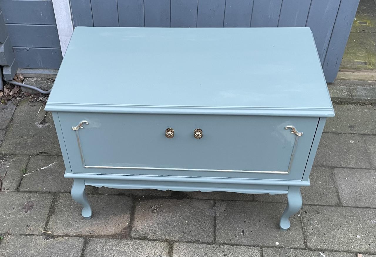 Landelijk brocante kastje