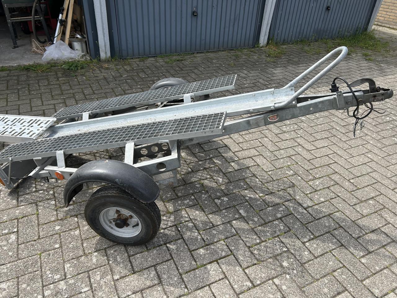 Aanhanger voor motor en fietsen