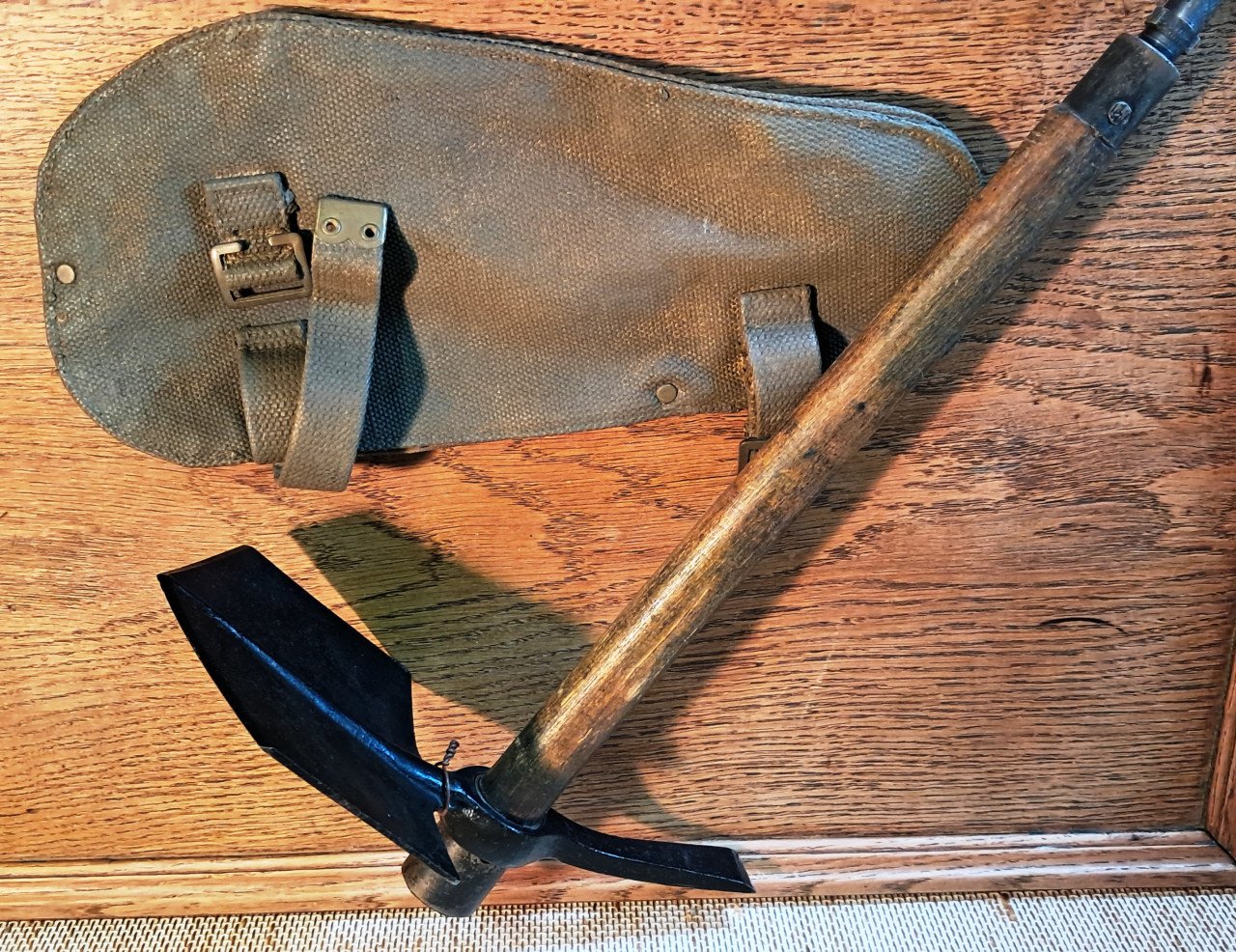 Militair WO2 Engelse pioniersschep 1942 Elwell Pick & Shovel in foudrail