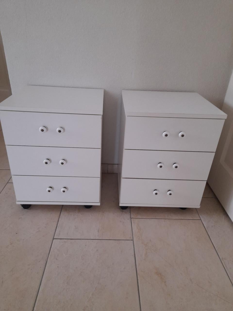 2 x nachtkastje 38,5 x 35 x 51,5H (in goede staat )