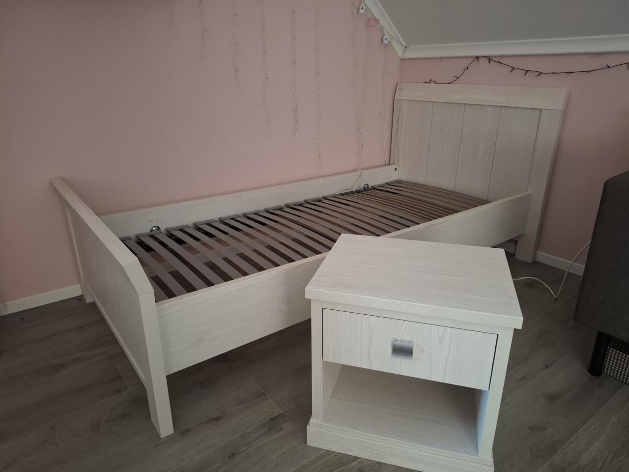 1 persoonsbed incl lattenbodem en nachtkastje