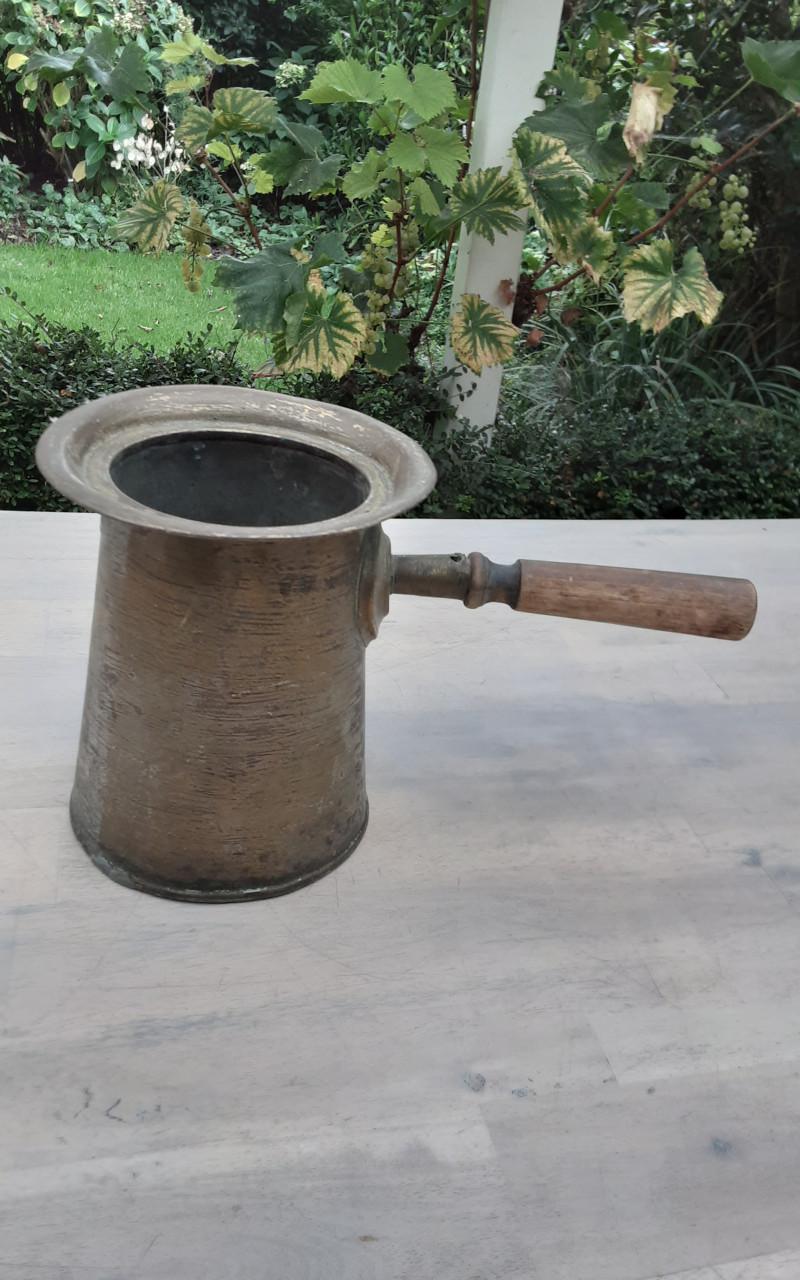 Koperen kan met houten steel