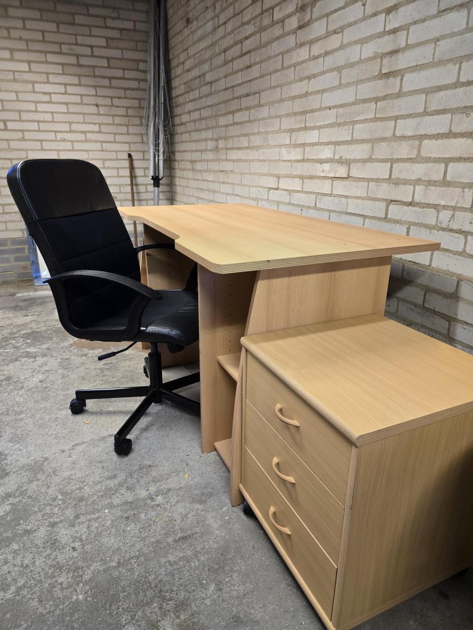 Bureau + Stoel + Opbergkastje
