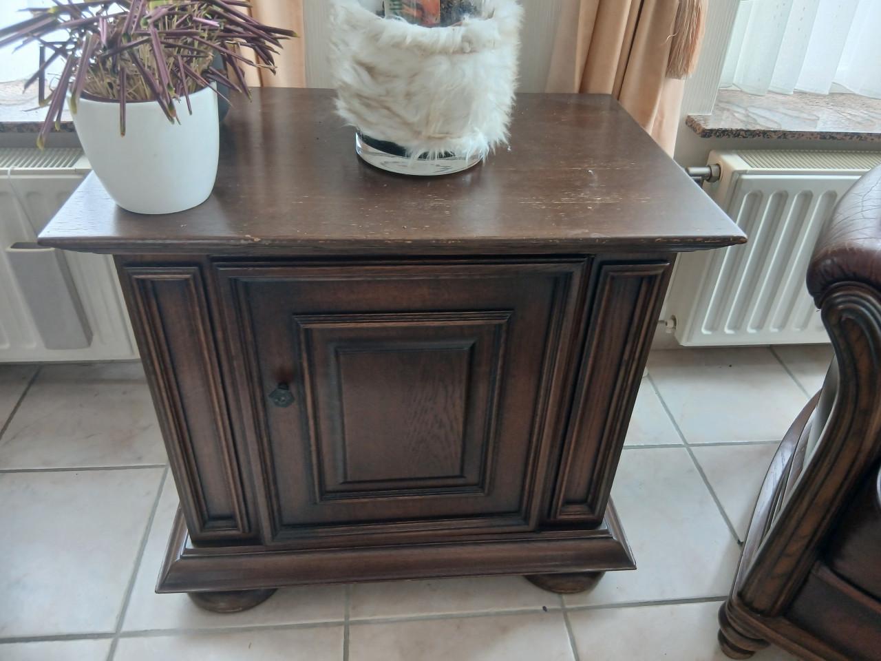 Gratis Bankstel, 3 fauteuils, salontafel, kastje en eventueel vloerkleed