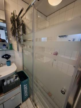 Douche wand met schuifdeur plus handdoek radiator elektrisc