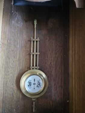 Antieke regulateur, wandklok met Slinger en sleutel