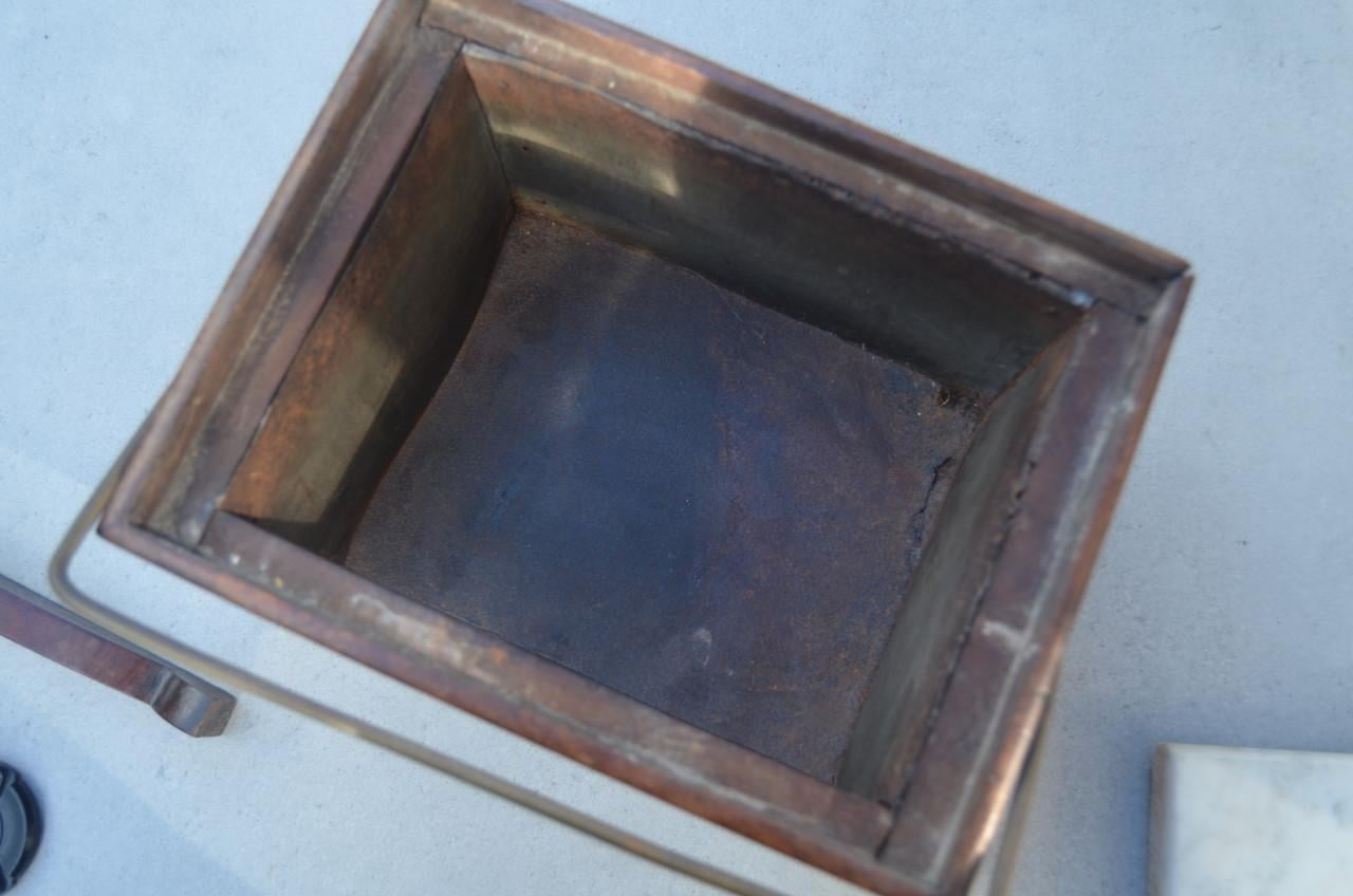 Houten en marmeren stoof met eigendomskenmerk AEB