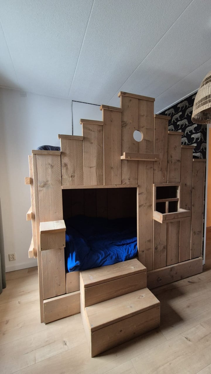 Stoer steigerhouten kinderbed met 3 slaapplekken!