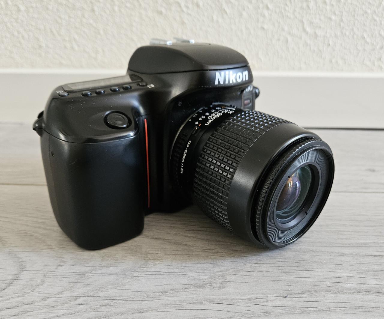 Nikon F50 met nikon 35-80 lens plus zonnekap