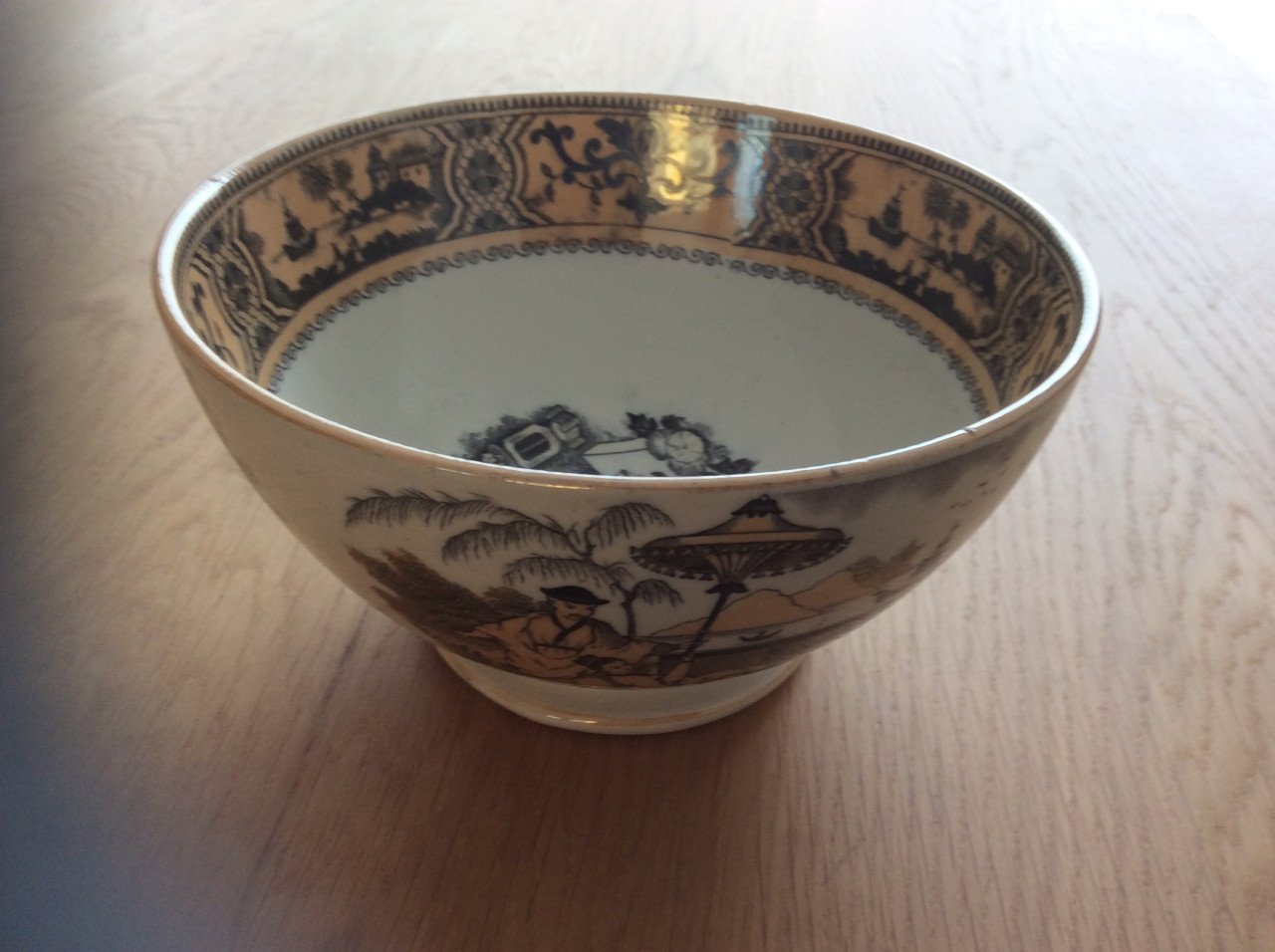 Antique. Chinoiserie bowl
