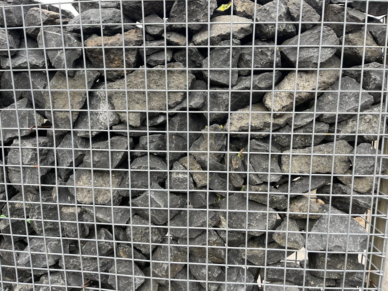 Sierstenen muur met korven