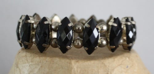 Armband met zwarte krelen en zilveren keralen rekbaar