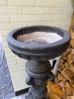 Betonnen beeld met bloempot