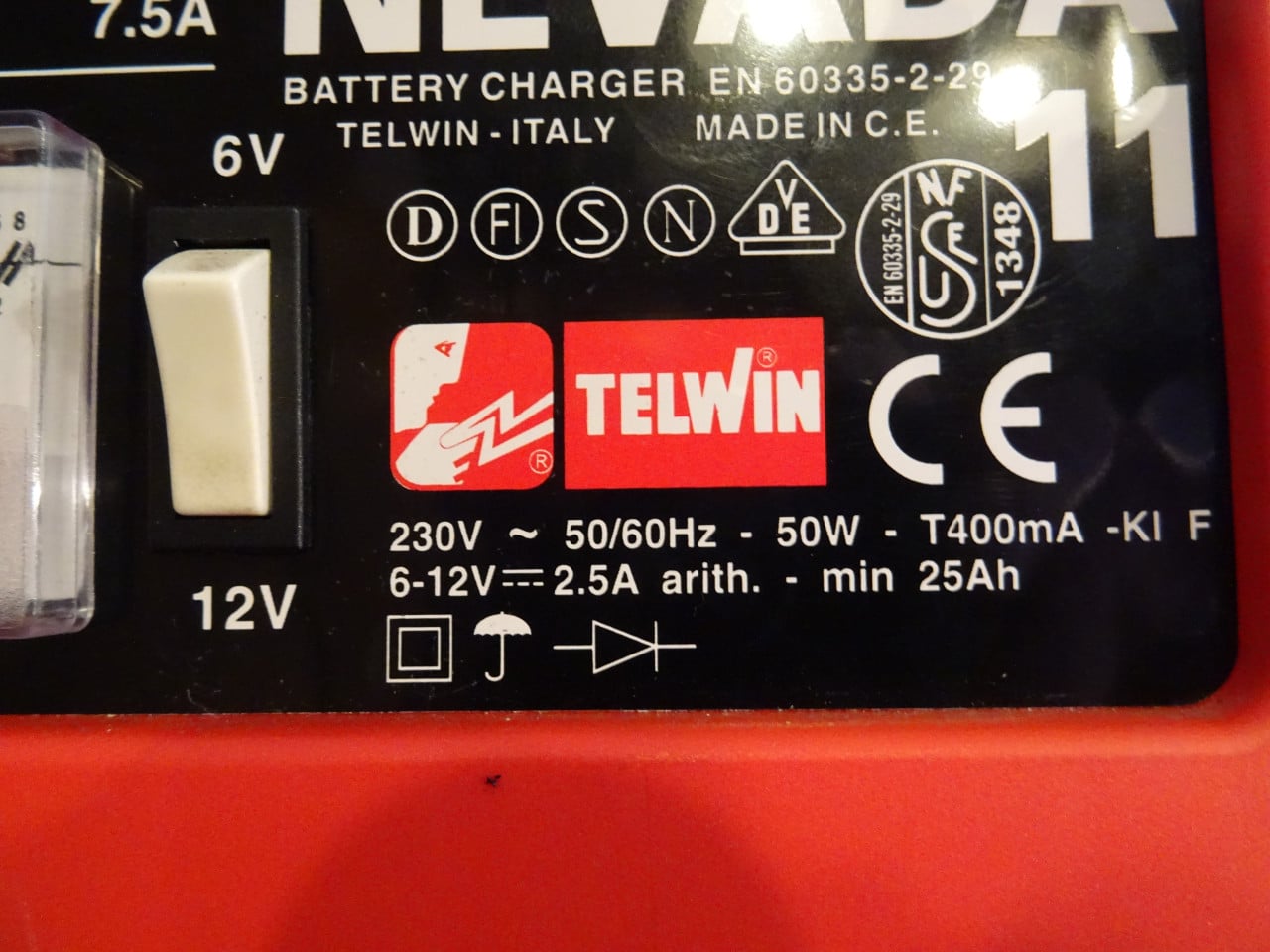 Nog bijna niet gebruikte battery charger 6 en 12 volt lader zie foto s