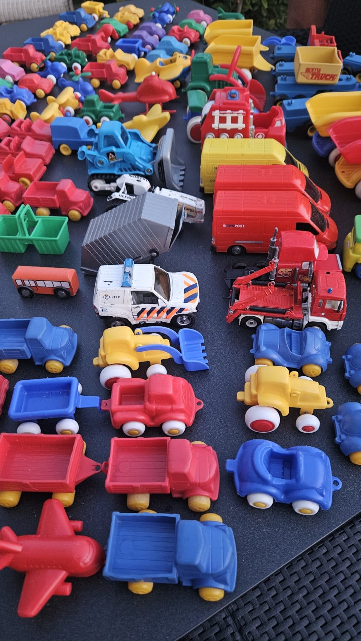 Heeeel veel plastic speelgoedauto's, vliegtuigjes