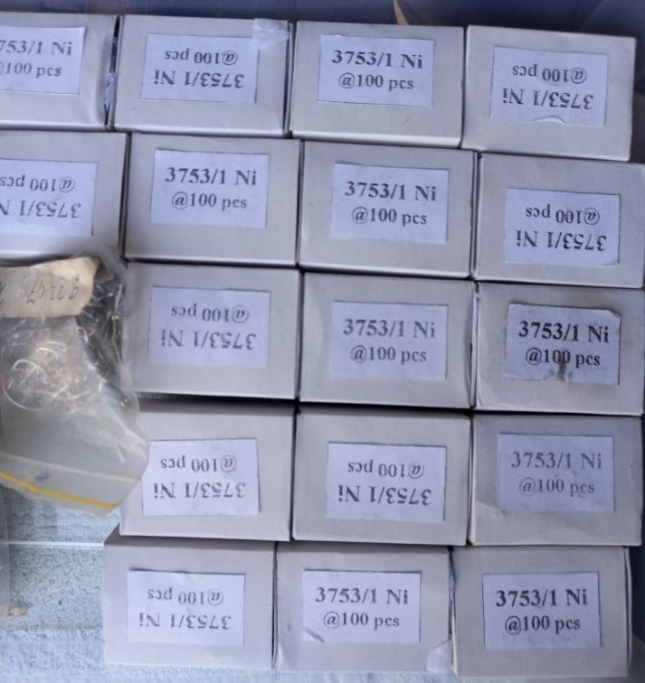Nog wat doosjes zeehaken met 100 stuks , size 1 .