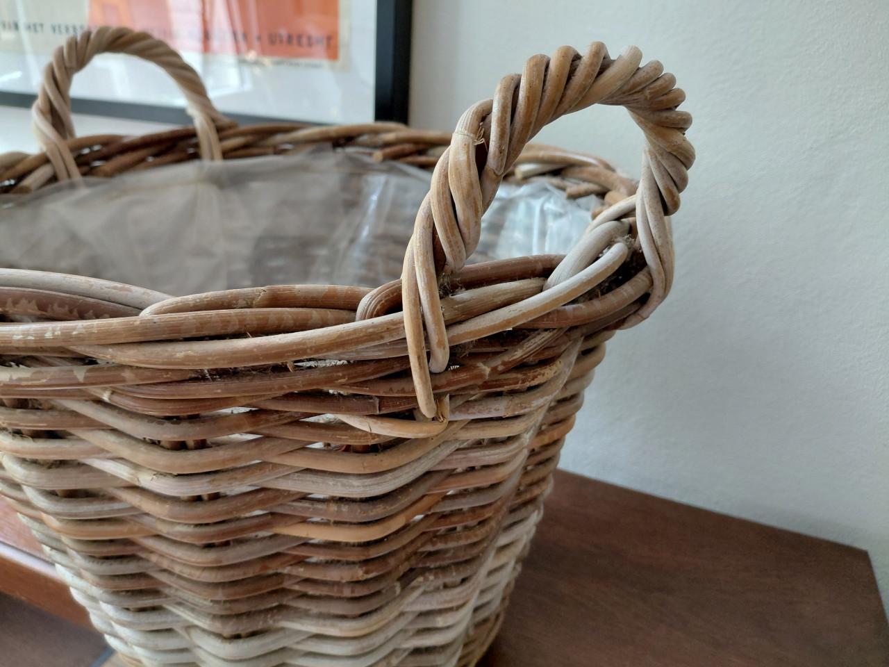 Gevlochten rieten- wilgentenen manden