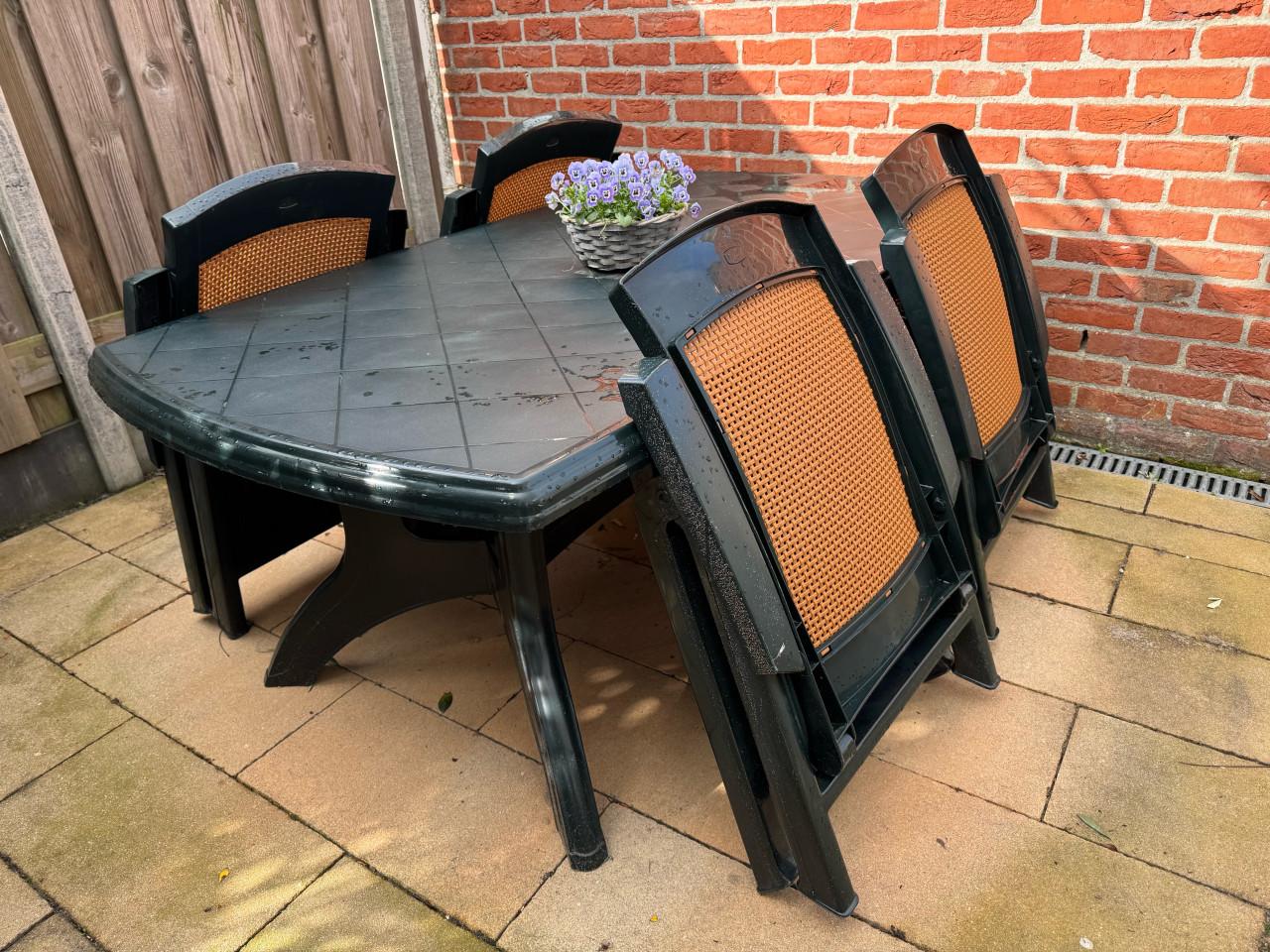 Jardin tafel met 4 standenstoelen met kussens