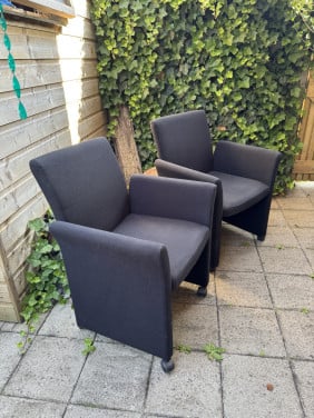 2 comfortable eetkamer stoelen op wieltjes