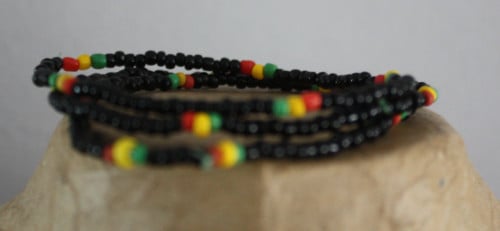 Set van 2 armbandje s zwarte kraaltjes met kleurtjes