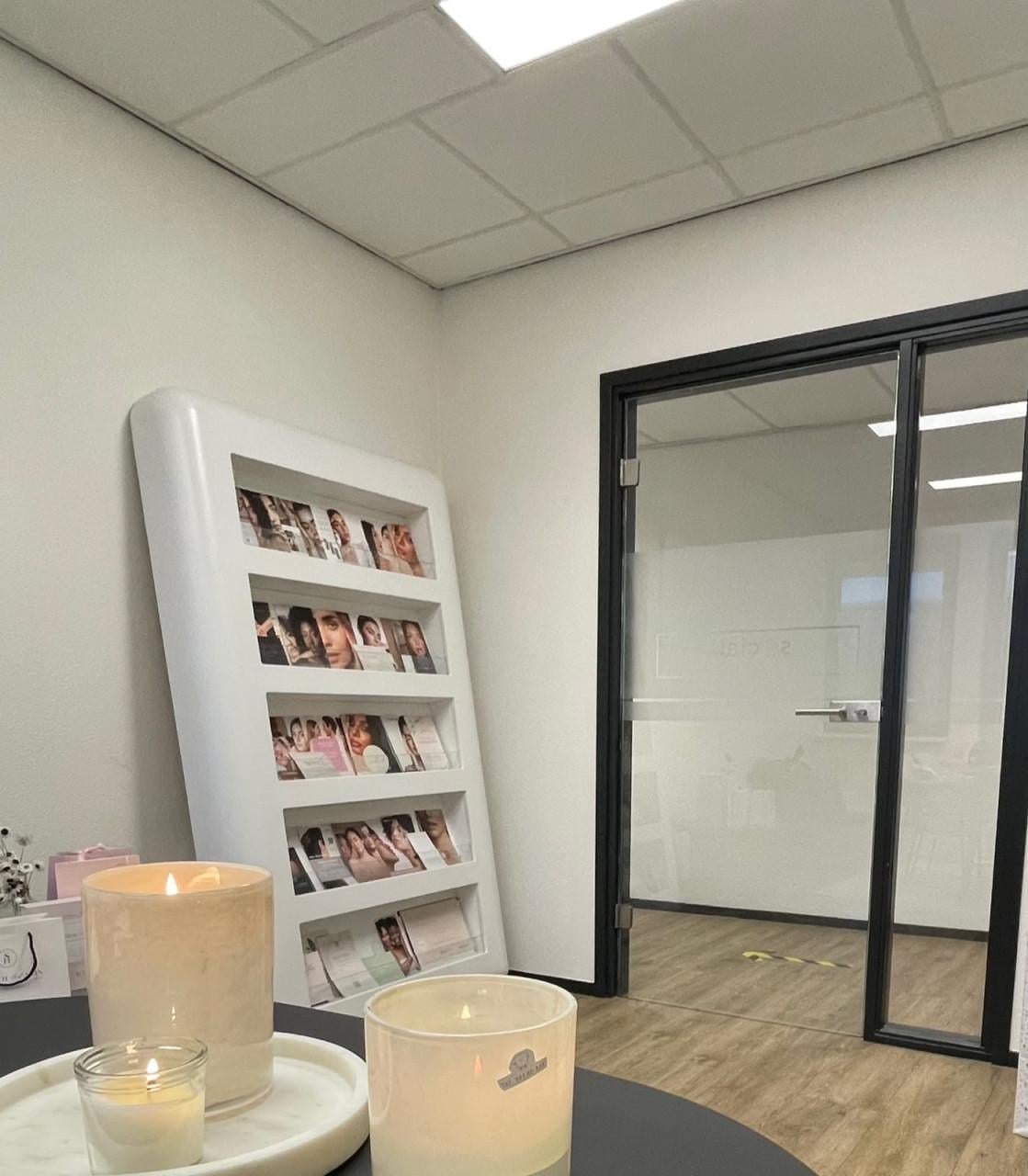 Exclusieve maatwerk design display-en brochurekast