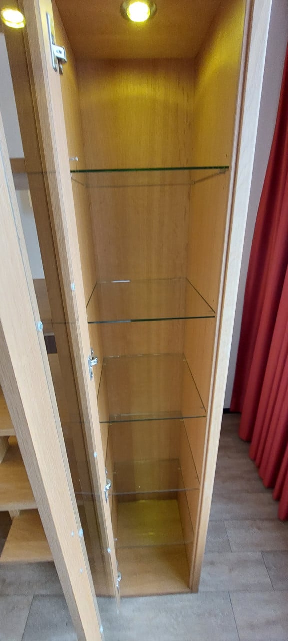 Vitrinekast met glazen boordjes