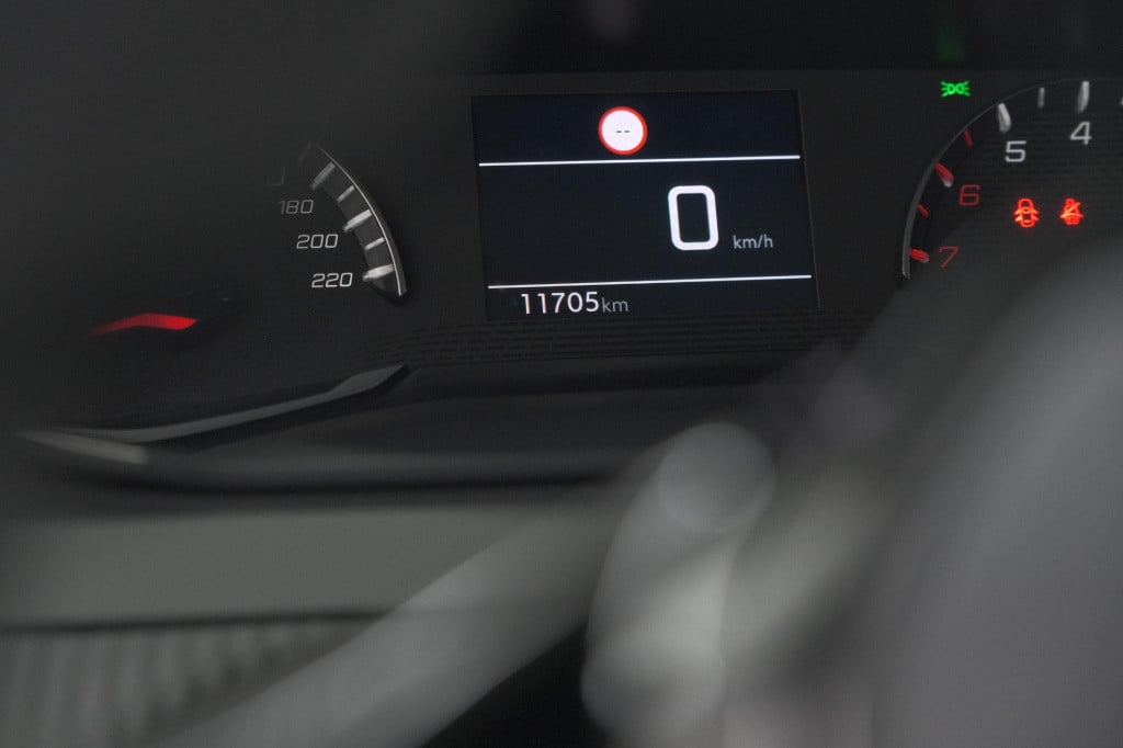 Peugeot 208 puretech 100 allure pack | camera | apple carplay | stoelverwar
