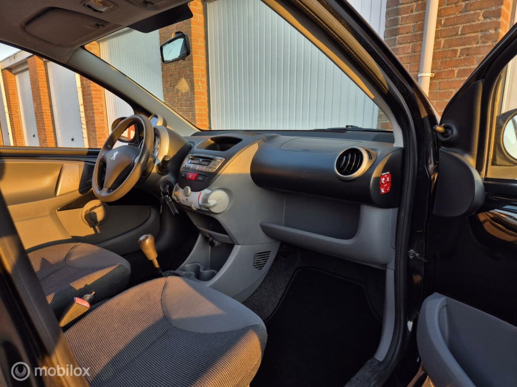 Peugeot 107 1.0-12v / 5-deurs / airco