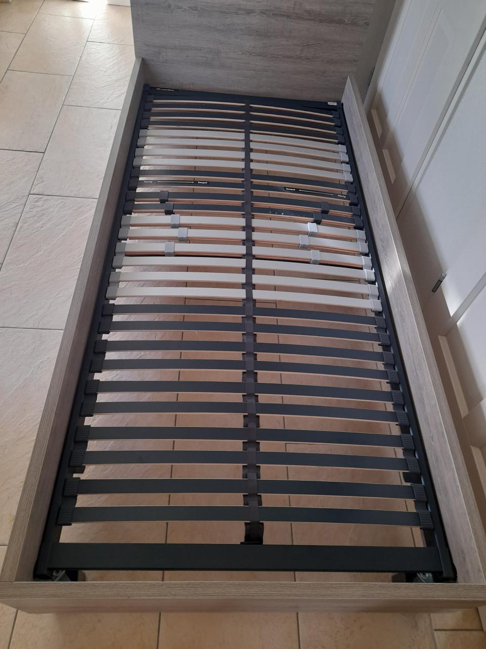 1 persoons bed 90 x 200 ( in goede nette staat )