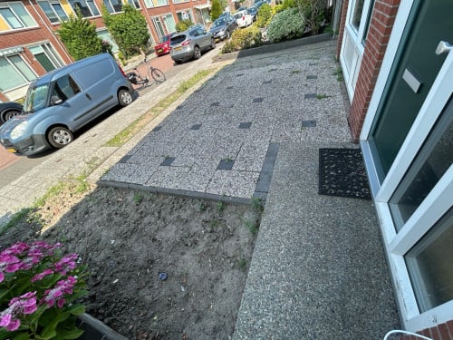 Tuin tegels ongeveer 25 m2 gratis op te halen zelf eruit halen.